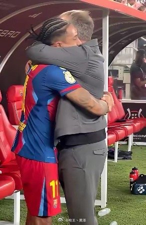 拉菲尼亚称弗里克改变其巴萨生涯，自信助其转型终结者|巴塞罗那|拉菲尼亚·阿尔坎塔拉|数据|足球|夺冠_新浪新闻