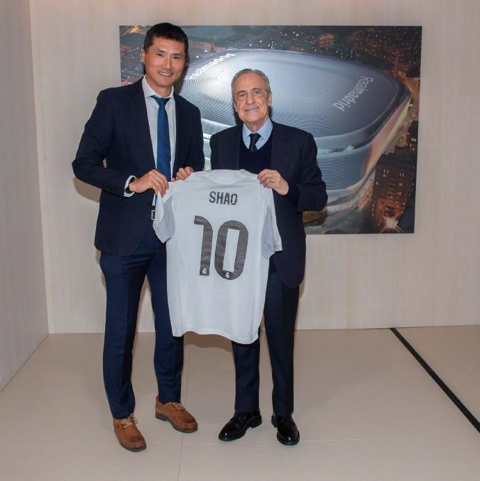 国足主帅邵佳一到访皇马，与弗洛伦蒂诺会面并互赠球衣